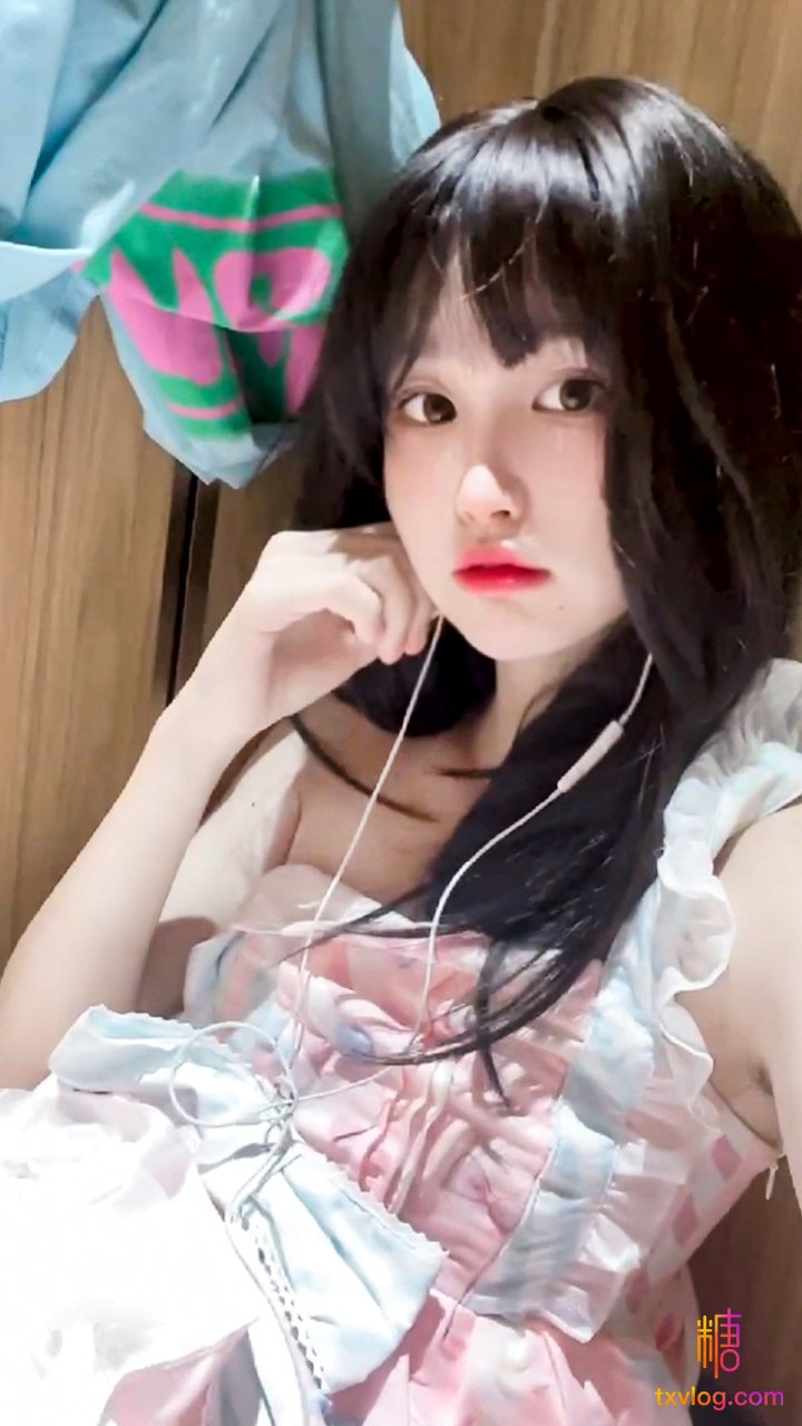 【比心陪玩】清純蘿莉商場公廁自慰害怕被別人發現