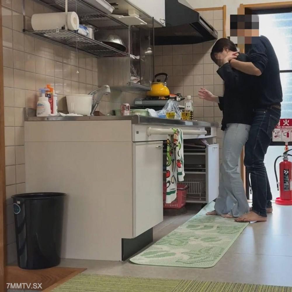 [無碼]fc2-ppv 4923676 【個撮】１４８cm天然的鄉村主婦。在KO先生睡覺的旁邊進行表演。小心不要叫醒他，從後面推了進去並內射